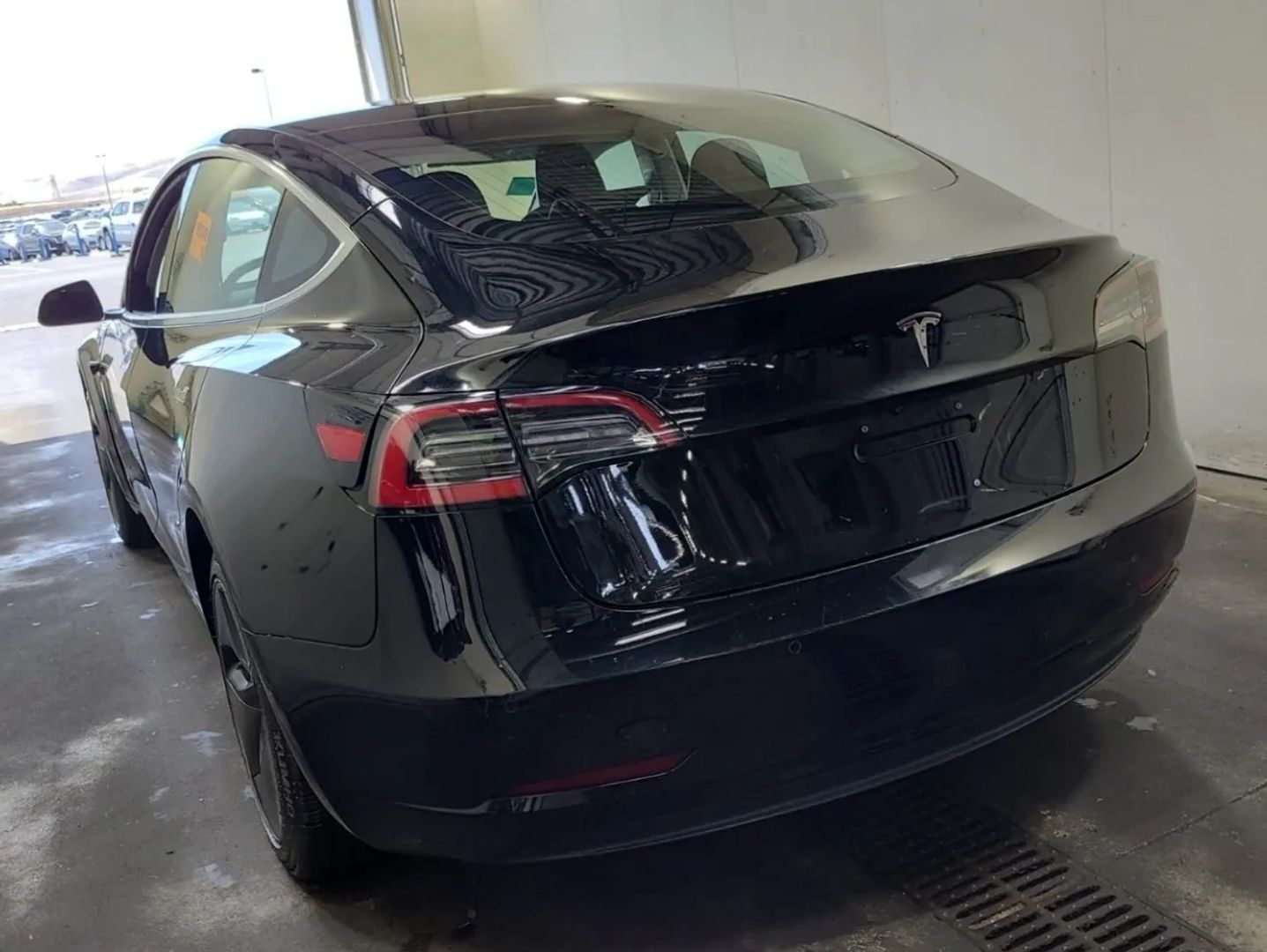 tesla model 3 2018 5YJ3E1EA8JF018657 image